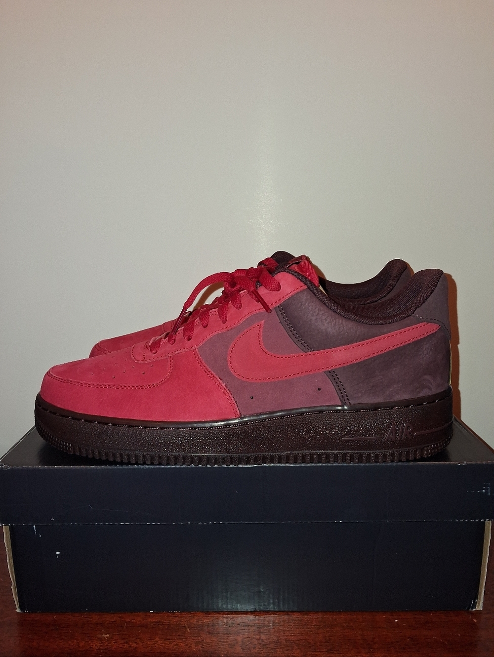 SIZE 11M - NIKE AIR FORCE 1 LOW , LAKERS OF LOVE. BRAND NEW IN BOX. BOX DAMAGED.